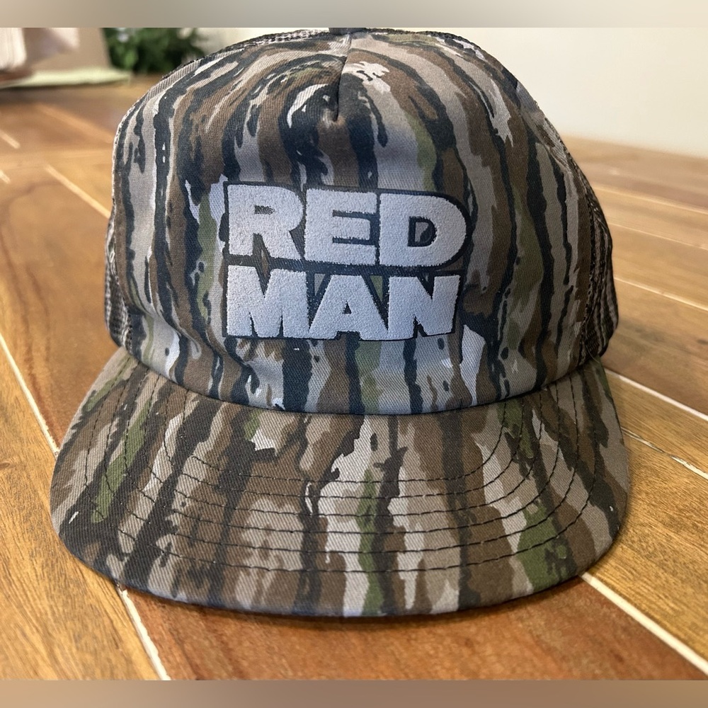 Vintage snap back REDβ MAN camo hat. OS.